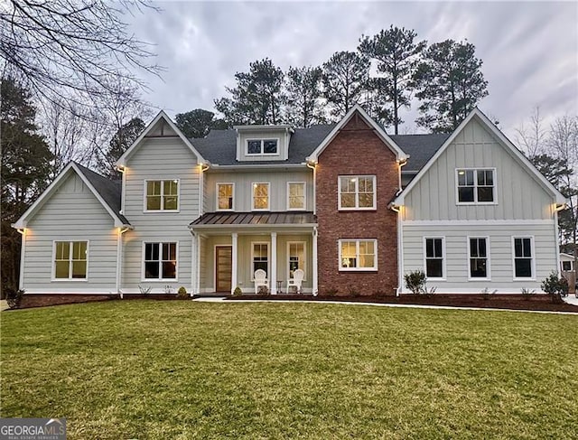 view of front facade featuring a front yard and covered porch