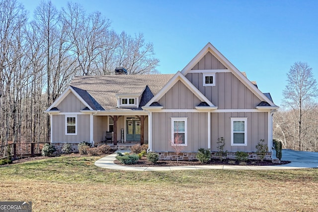 view of front of property featuring a front lawn and covered porch