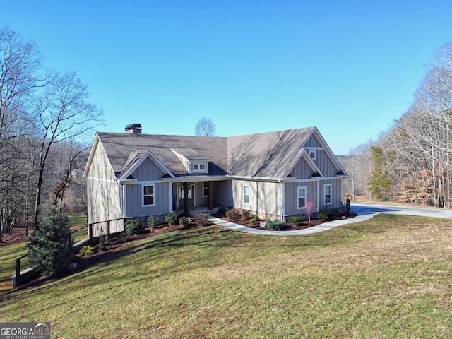 view of front of house featuring a front lawn