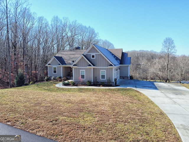 craftsman inspired home featuring a front lawn