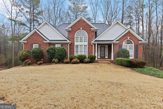 view of front property featuring a front lawn