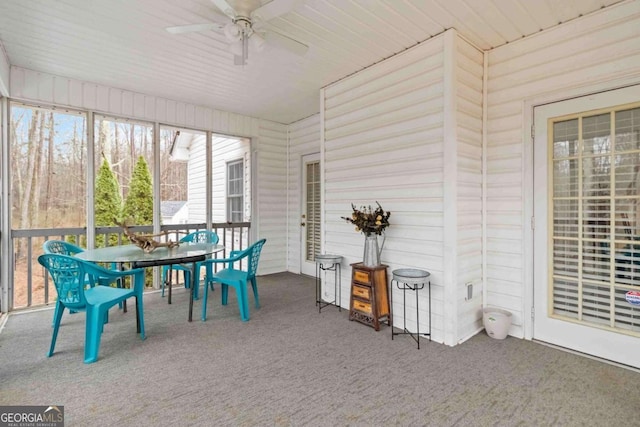 sunroom with ceiling fan