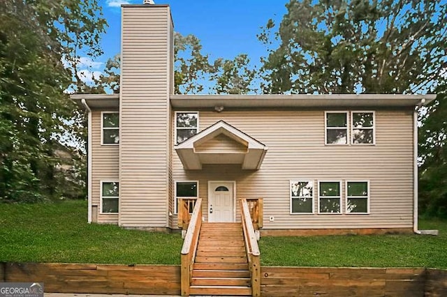 view of front of property featuring a front yard