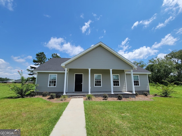 view of front of property featuring a front yard and covered porch