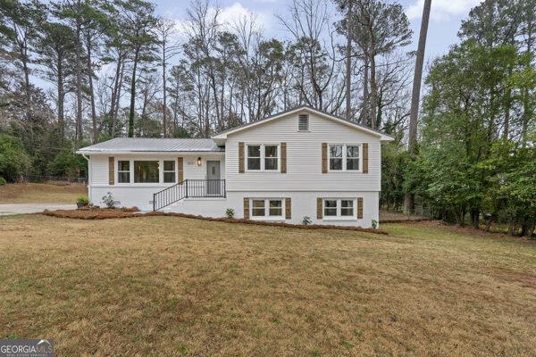 split level home with a front lawn