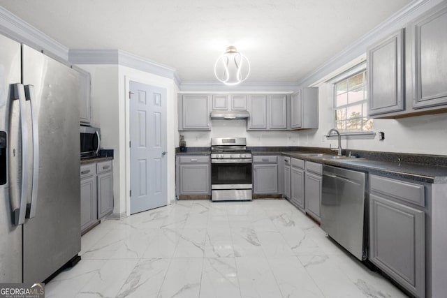 kitchen with crown molding, stainless steel appliances, gray cabinets, and sink