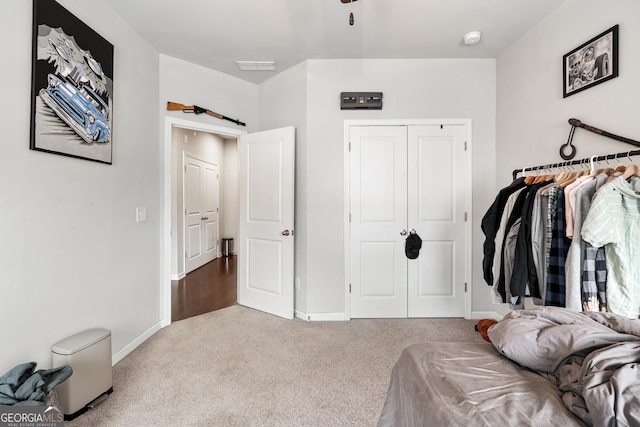 interior space featuring baseboards, a barn door, visible vents, and a closet