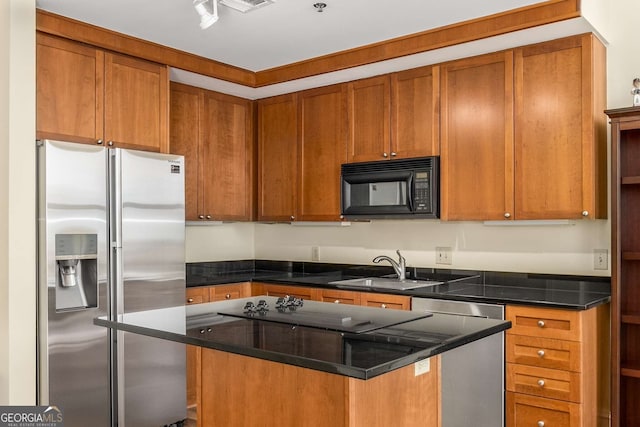 kitchen with stainless steel appliances, sink, and a kitchen island