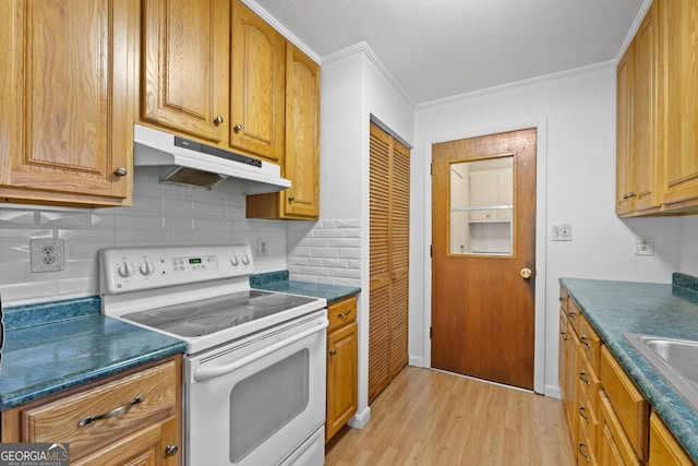 kitchen featuring white electric range, sink, backsplash, ornamental molding, and light wood-type flooring