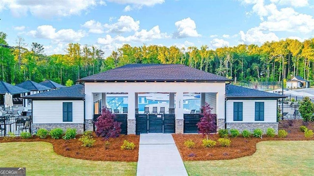 view of front facade featuring a front yard