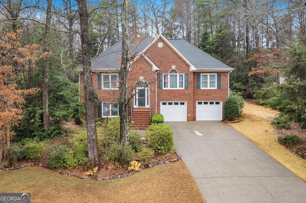 view of front facade featuring a garage