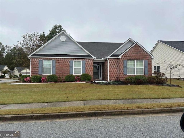 view of front of house featuring a front lawn