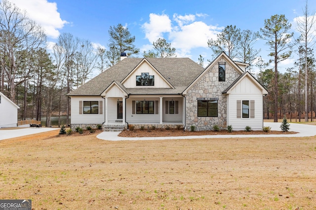 view of front facade featuring covered porch and a front lawn