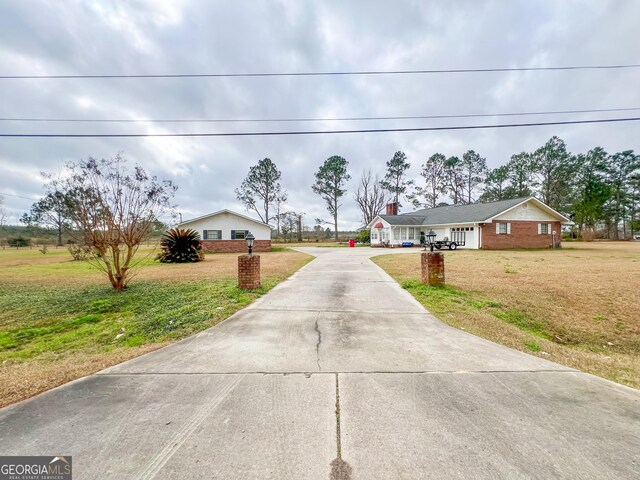 ranch-style house featuring a front yard