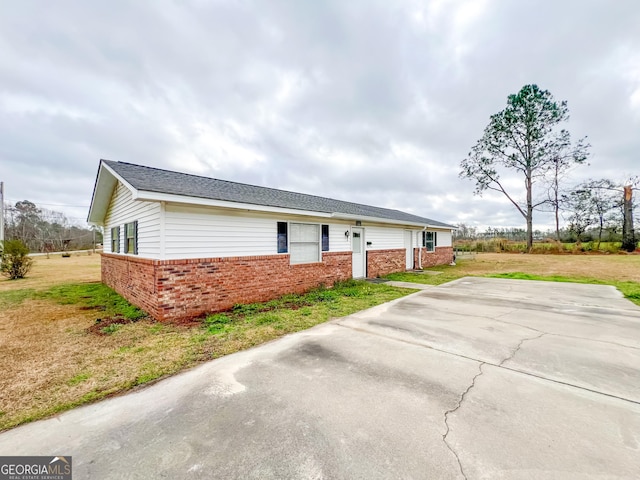 single story home with a front lawn