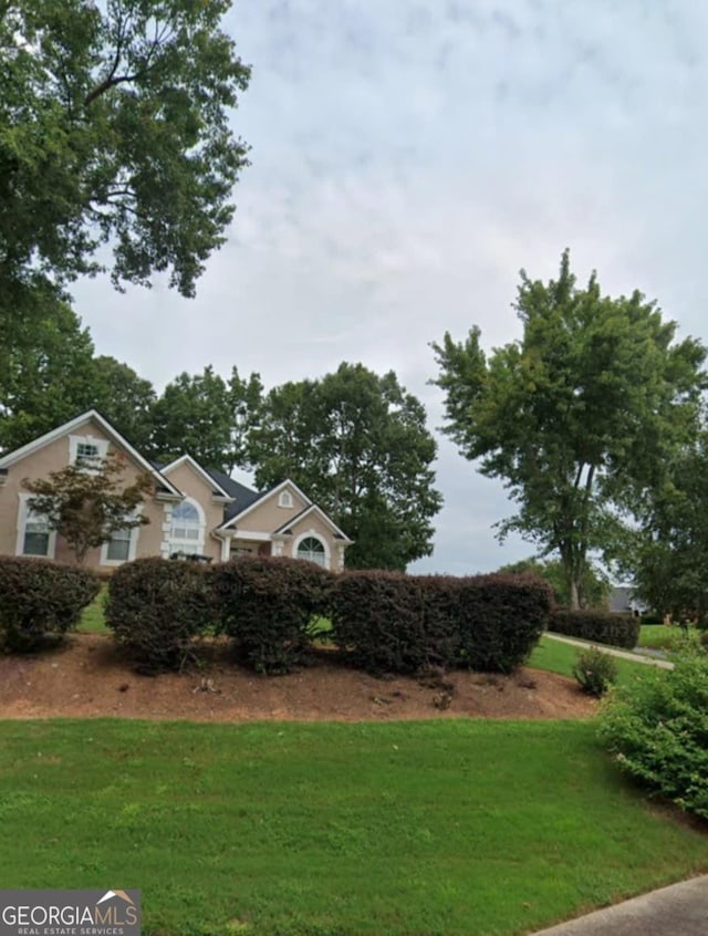 view of front of property featuring a front lawn