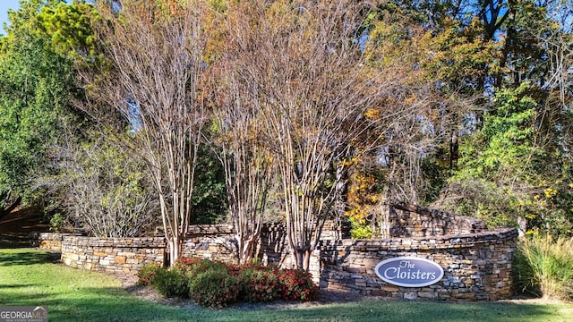 community / neighborhood sign with a lawn