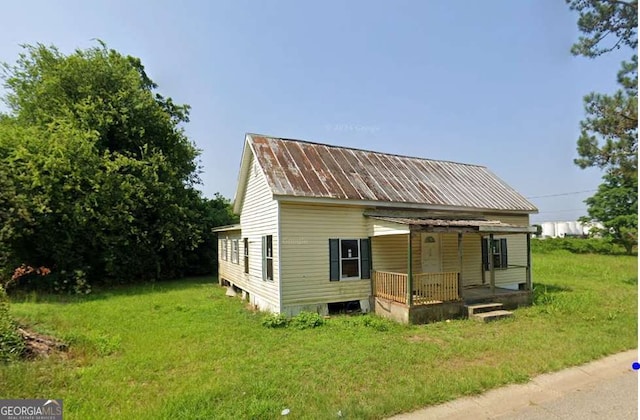 view of front of house with a front lawn