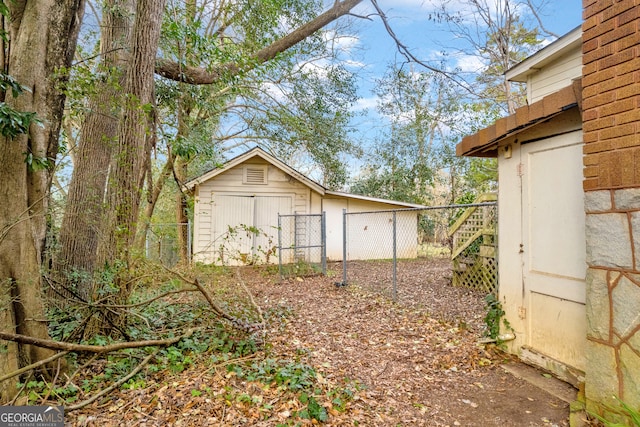 view of yard featuring a shed