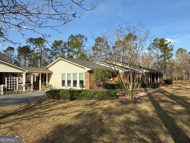 5686 Golden Isle W, Baxley, GA 31513 - view of side of home with brick siding and a yard