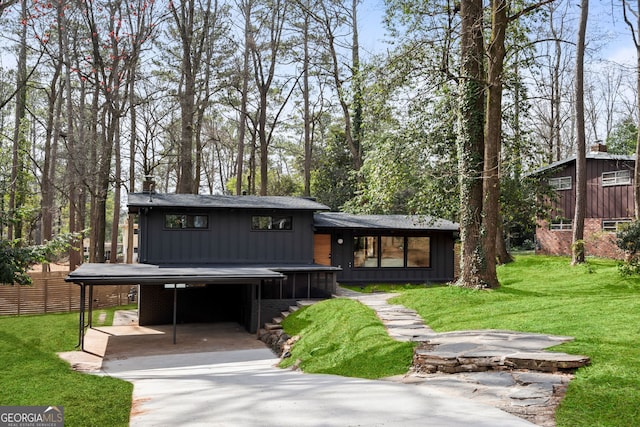 view of front of property featuring a front lawn and a carport