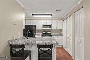 Listing photo 3 for 1371 Keys Lake Dr NE, Atlanta GA 30319