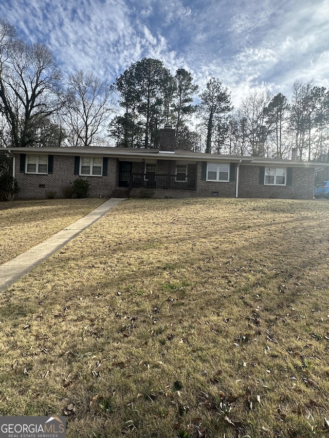 ranch-style home featuring a front lawn