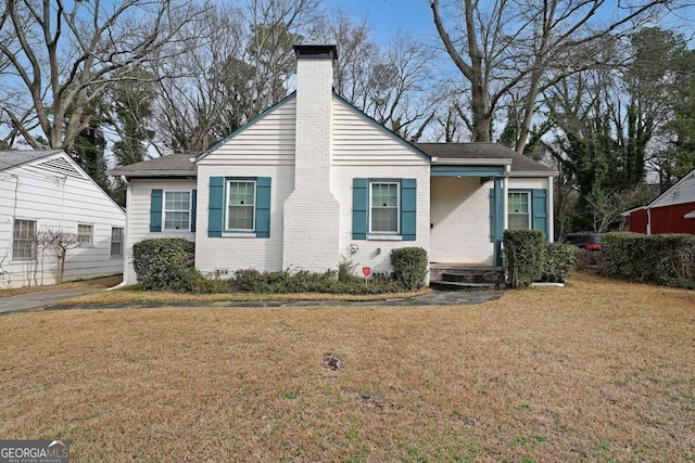 view of front of property with a front yard