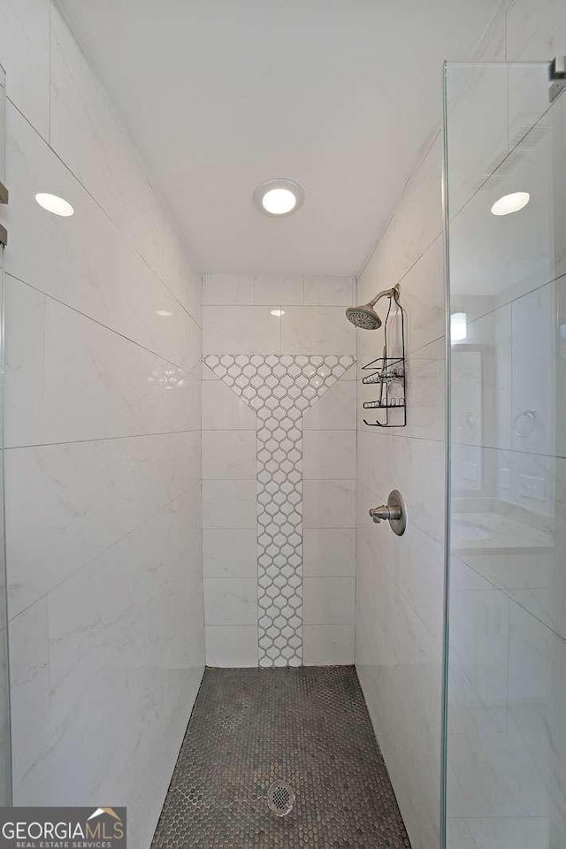 bathroom featuring a tile shower