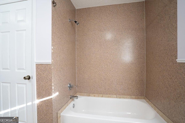 bathroom featuring tiled shower / bath