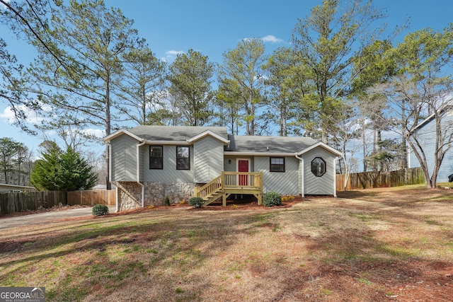 view of front of property featuring a front lawn