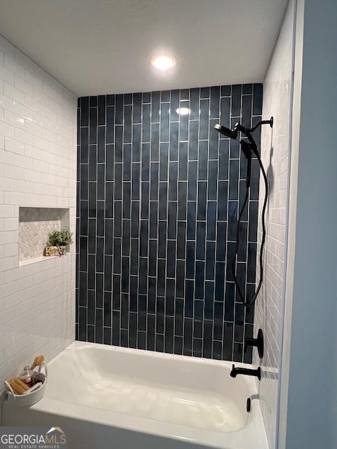 bathroom with tiled shower / bath