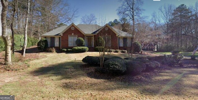 single story home with a front lawn