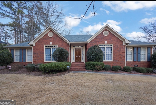 view of front facade with a front yard