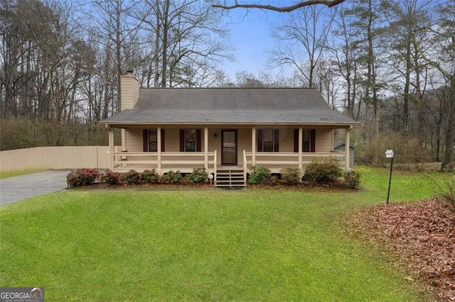 view of front of property featuring a front lawn and covered porch