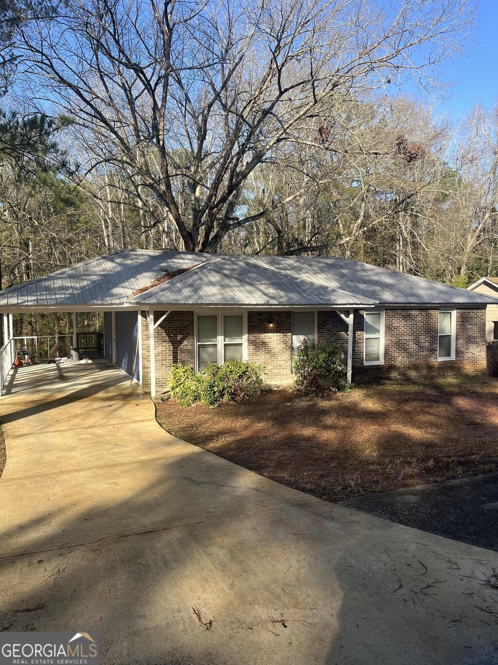 ranch-style house featuring a carport