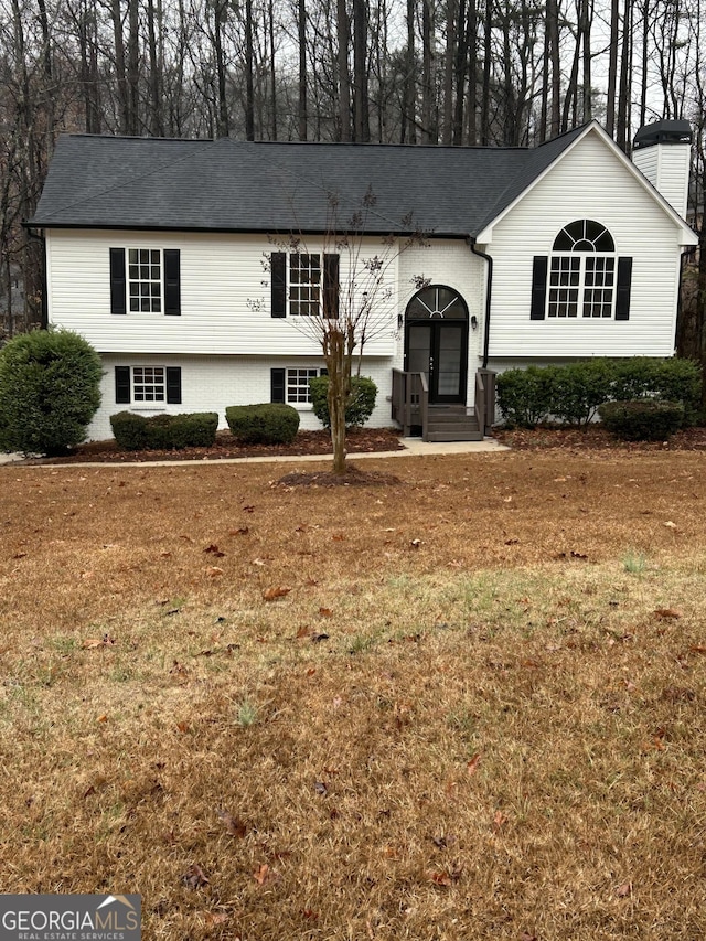 split foyer home with a front yard