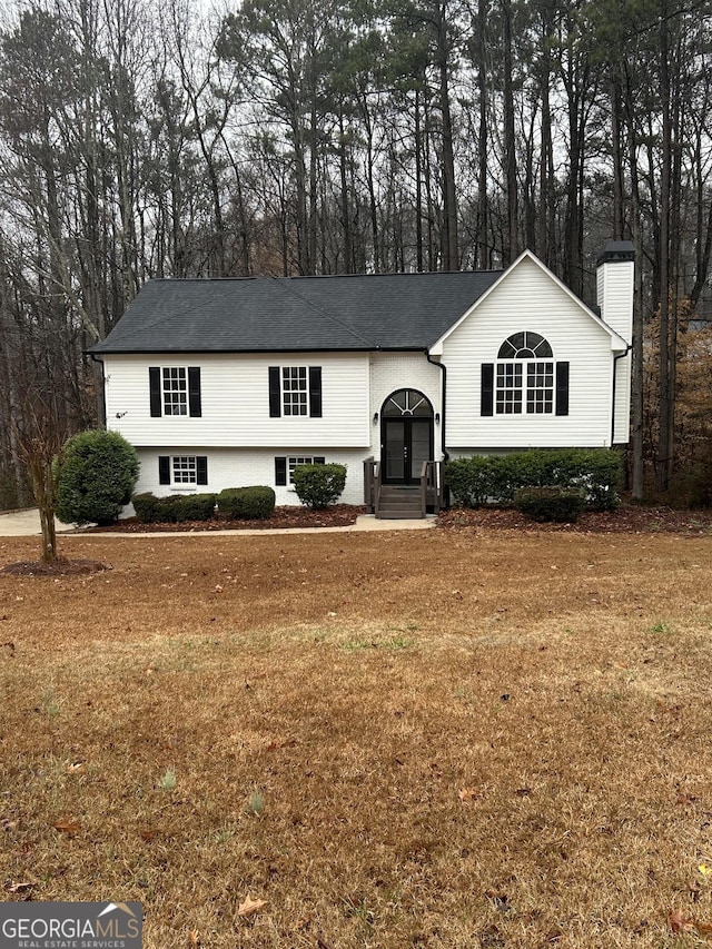 bi-level home featuring a front yard