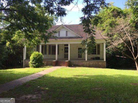 view of front of property with a porch and a front yard