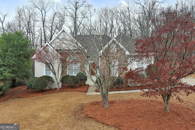 view of front facade featuring a front lawn