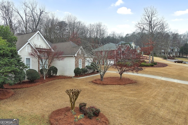 view of front of property featuring a front yard