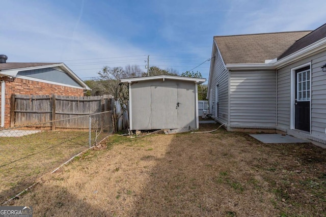 view of yard featuring a storage shed