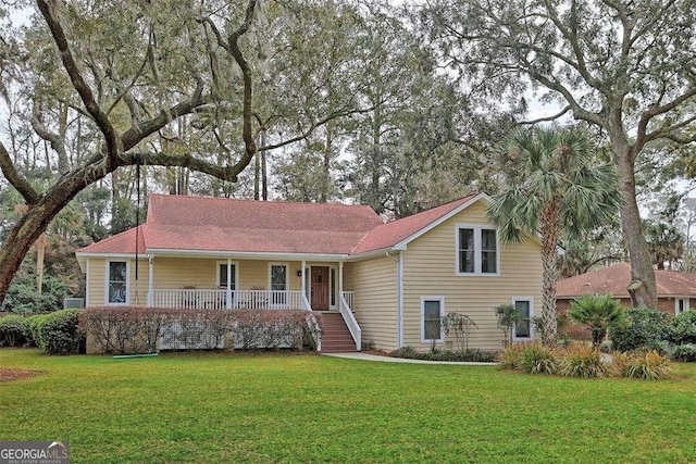 view of front facade featuring a porch and a front lawn