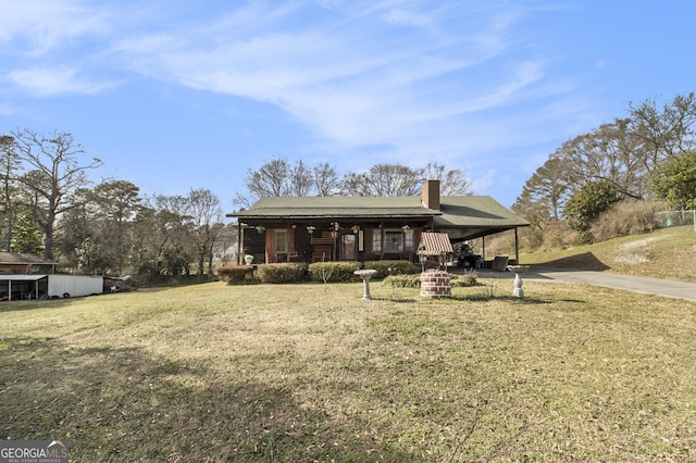 view of front of house with covered porch, a carport, and a front yard