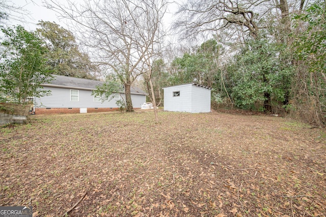 view of yard featuring a shed