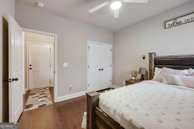 bedroom featuring dark wood-type flooring, ceiling fan, and a closet