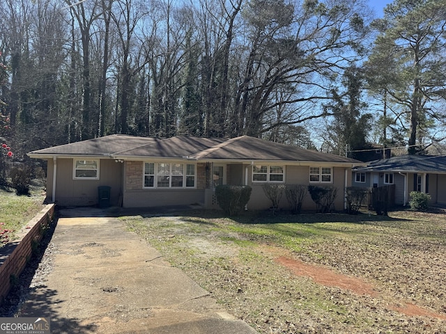 single story home with a front lawn