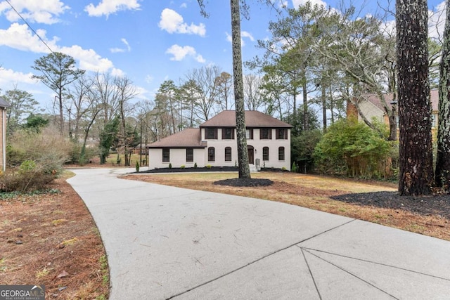 view of front of property featuring a front lawn