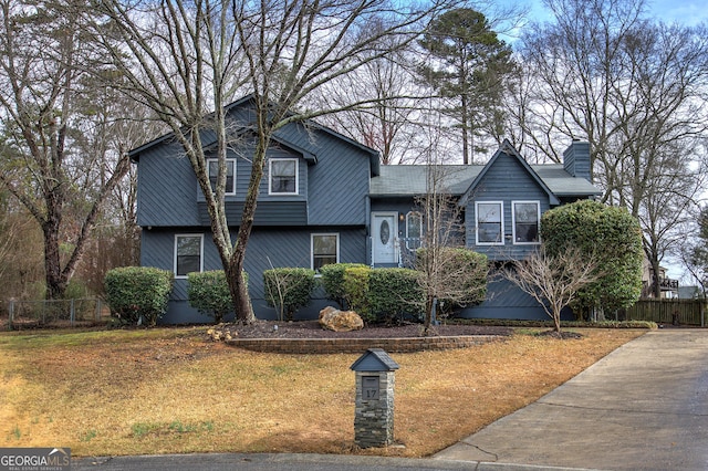 view of front of home featuring a front yard