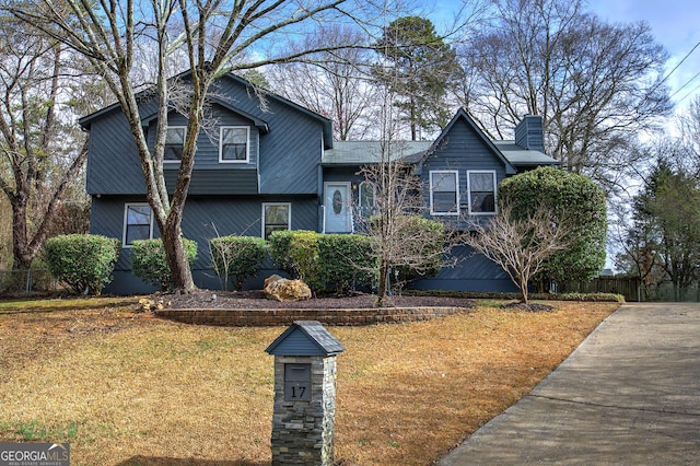 view of front of property with a front yard